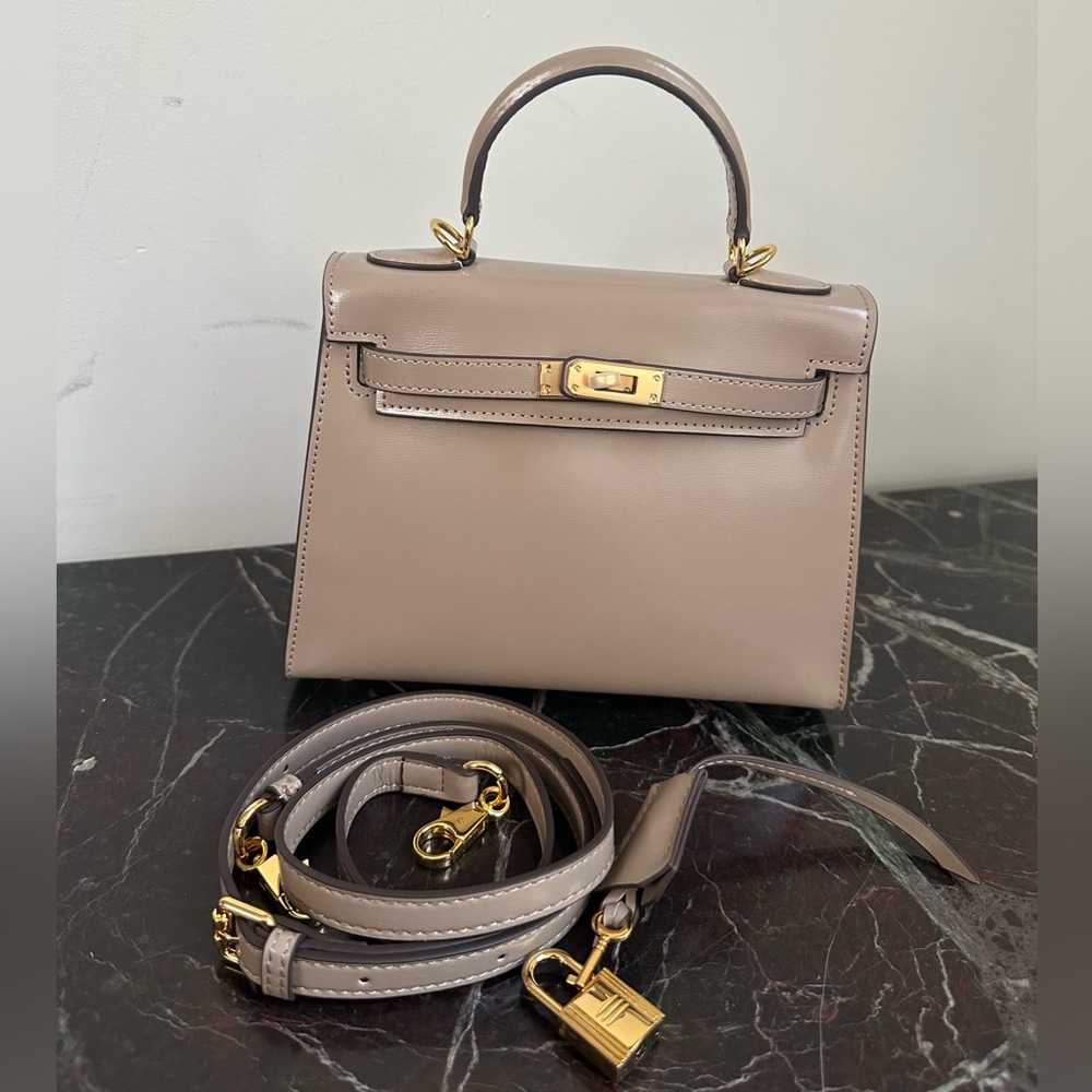 Classic Leather Hangbag Gold Lock